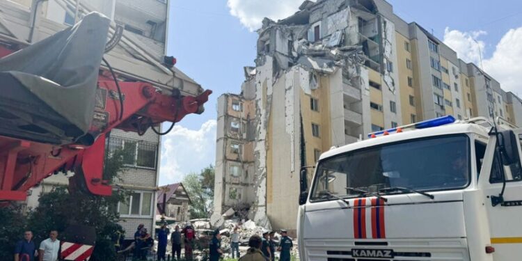 Взрыв газа на 9-м этаже: в Саратове разбирают обломки и ищут выживших