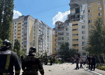 Взрыв в Саратове. Мужчина, заблокированный на 8-м этаже, перестал отвечать спасателям