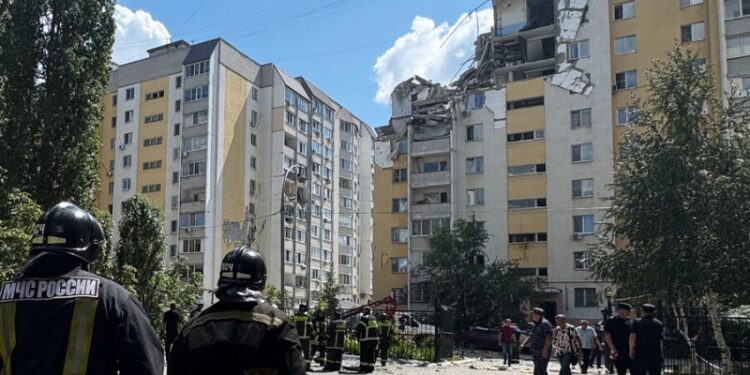 Взрыв в Саратове. Мужчина, заблокированный на 8-м этаже, перестал отвечать спасателям