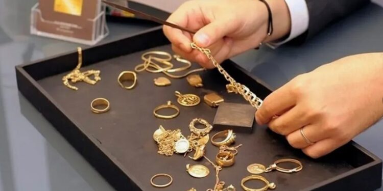 Золото в залог: как получить деньги без лишних сложностей