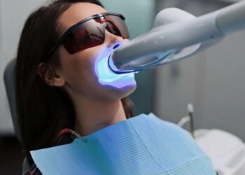 Отбеливание зубов: что реально работает и как не навредить себе