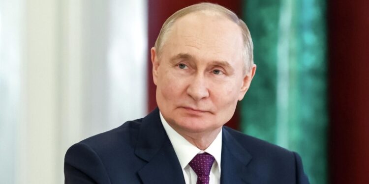 Демократию нельзя принести извне, заявил Путин