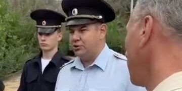 «Я вас всех расстреляю»: в Саратове полицейский пригрозил людям, вставшим на защиту парка