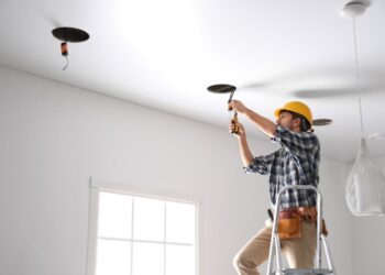 Как повесить люстру на натяжной потолок: инструкция