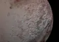 LS: шипы из метанового льда размером с небоскреб окружают экватор Плутона