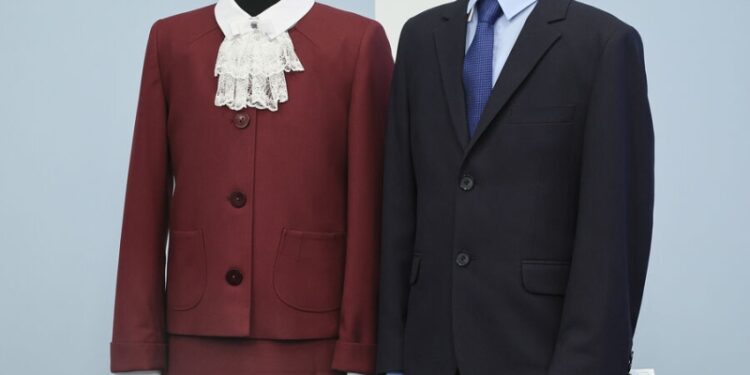 «Образ старой девы 50-х годов». Как выглядит школьная форма по новому ГОСТу