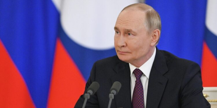 Опрос показал, сколько россиян одобряют работу Путина