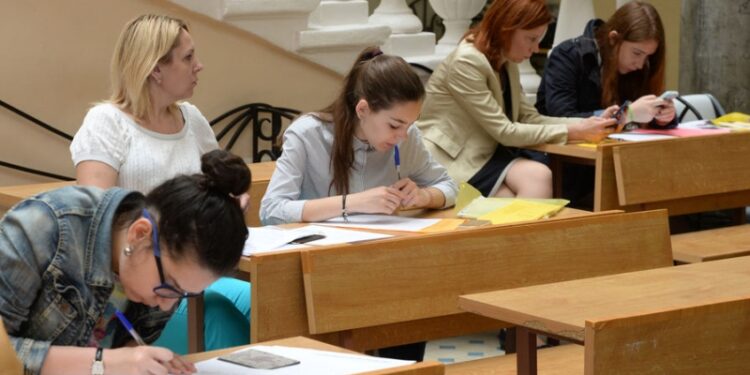 Платный прием в вузах ограничат с 1 сентября. Число мест будет устанавливать государство