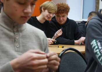 «Пополнят криминальный мир»: в России хотят сделать платными школы для детей мигрантов