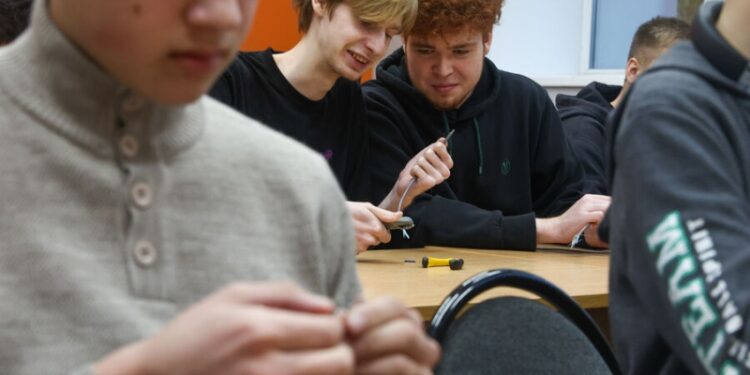 «Пополнят криминальный мир»: в России хотят сделать платными школы для детей мигрантов