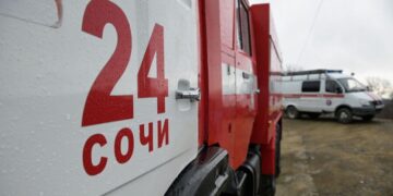 Пожары, взрывы и вой сирены. Как российские регионы пережили масштабную атаку беспилотников