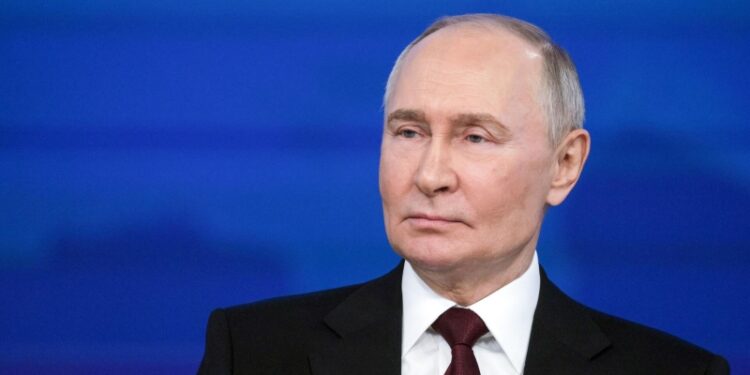 Путин никогда официально не уходит в отпуск, заявили в Кремле