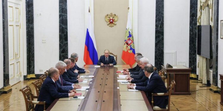 Путин провел совещание с членами Совбеза