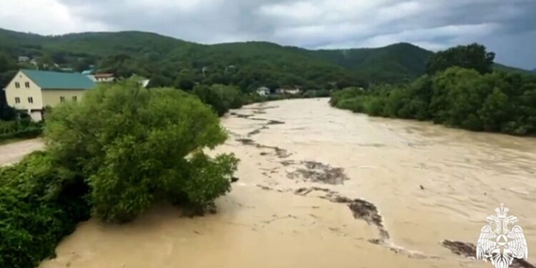 Реки затопили дома, с моста рухнул автобус. Что происходит на Кубани после смерча?