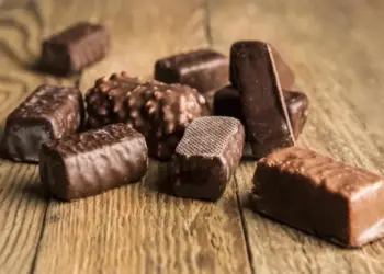 Тля на закуску. Химик Кожевникова: в конфетах, что мы едим, есть насекомые