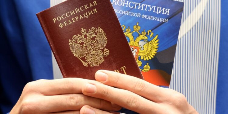 Убийство, изнасилование и проституция: за что у новых граждан России могут отобрать паспорт?