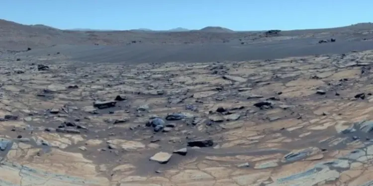 Ученые показали снимок идеально голубого неба над Марсом