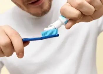 Ученые заявили, что зубная паста из волос человека может вылечить кариес