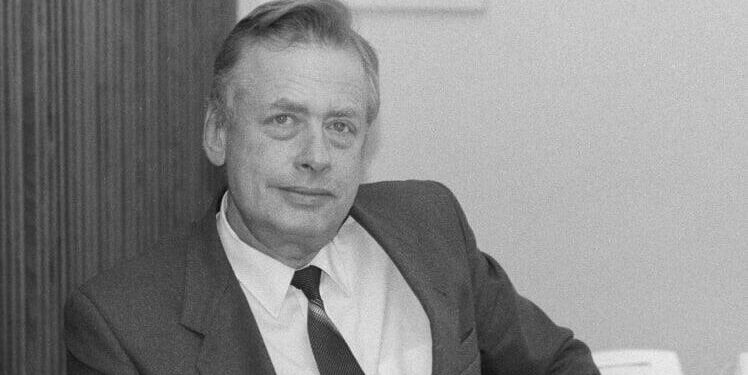 Умер бывший посол по особым поручениям Урнов