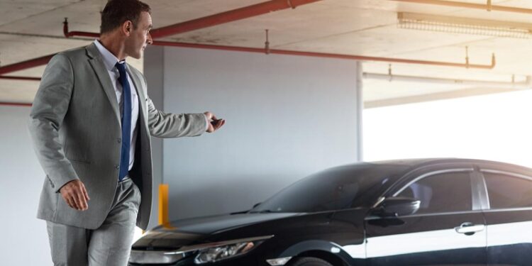 В Москве сравнялись цены аренды дорогого машино-места и среднего жилья