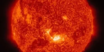 Взрывной выброс плазмы на Солнце затронул несколько областей звезды