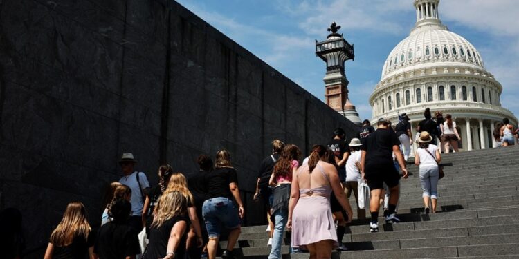 WSJ сообщила, что средний класс в США продолжает сокращаться