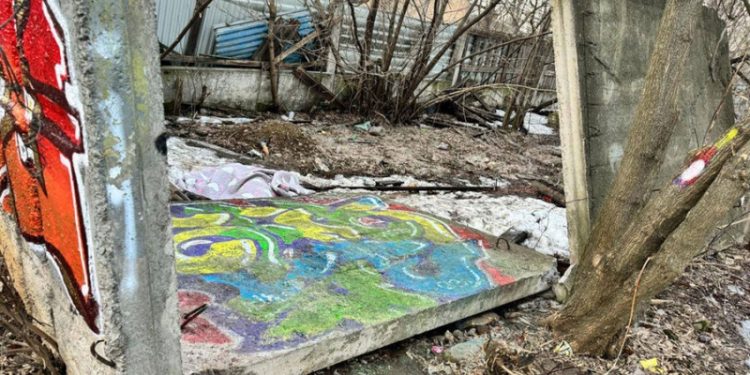 «Как всегда ждем беды». Почему в Мытищах год ищут виновных в смерти ребенка на заброшке?