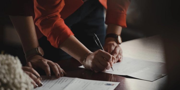 Нотариусы рассказали о мошенничествах при дарении жилья