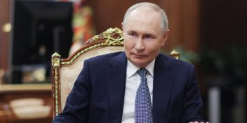 Путин поздравил президента Южной Осетии с Днем Республики