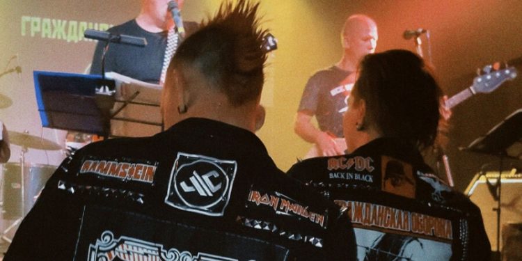 «Винтовка — это праздник»: почему в России по-прежнему любят «отца русского панк-рока» Егора Летова