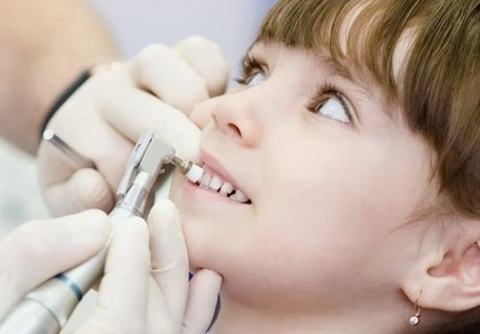 От молочных до постоянных: профессиональная чистка зубов в детском возрасте