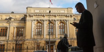 ЦБ предложил Минэку запретить маркетплейсам ставить разные цены по картам