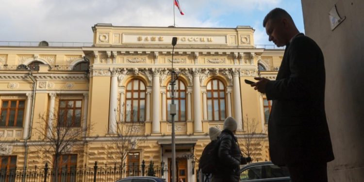 ЦБ предложил Минэку запретить маркетплейсам ставить разные цены по картам