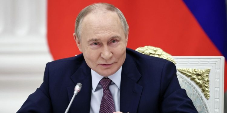 Опрос показал, сколько россиян доверяют Путину