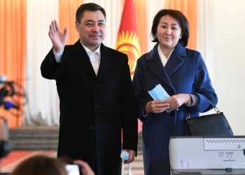 Президент Киргизии проголосовал на выборах депутатов парламента