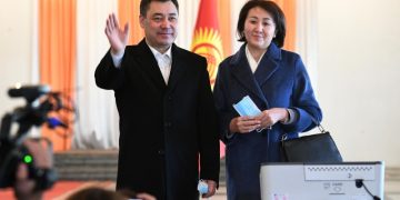 Президент Киргизии проголосовал на выборах депутатов парламента