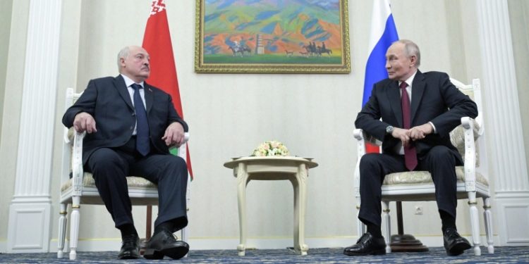 Путин заявил, что находится в постоянном контакте с Лукашенко