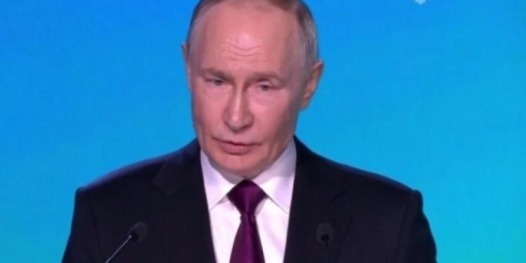 Путин заявил о новых мерах поддержки талантливых молодых учёных