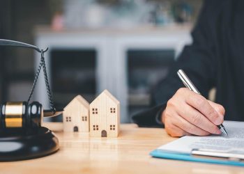 Суд в Благовещенске не вернул обманутой мошенниками пенсионерке