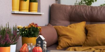 Утепление, свет, пледы и подушки: как сделать из балкона место для