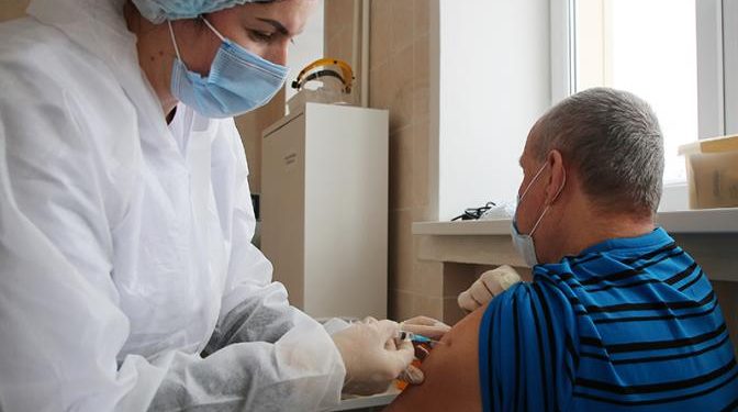 «ВОЗ рекомендует»: Госдума взялась перекраивать календарь прививок для стариков, кто-то уже прибыль считает