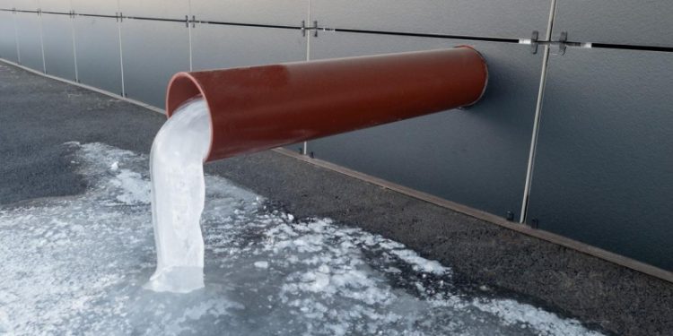 Замерзла вода в трубах частного дома: что делать