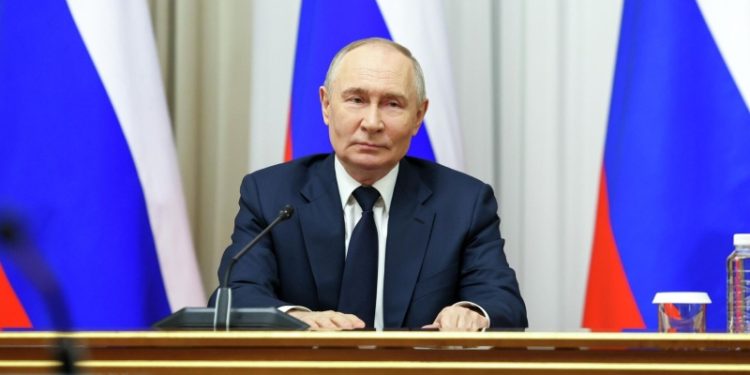 Большинство россиян положительно оценивают работу Путина, показал опрос