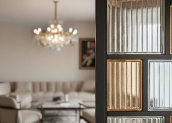 Цветное стекло и микс эпох: тренды в дизайне интерьера — 2026