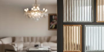 Цветное стекло и микс эпох: тренды в дизайне интерьера — 2026