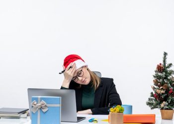 Дотянуть до Нового года и не уснуть лицом в оливье: Актуальная инструкция по выживанию