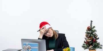 Дотянуть до Нового года и не уснуть лицом в оливье: Актуальная инструкция по выживанию