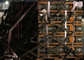 FT заметила подготовку Киевом экономики к двум путям развития конфликта