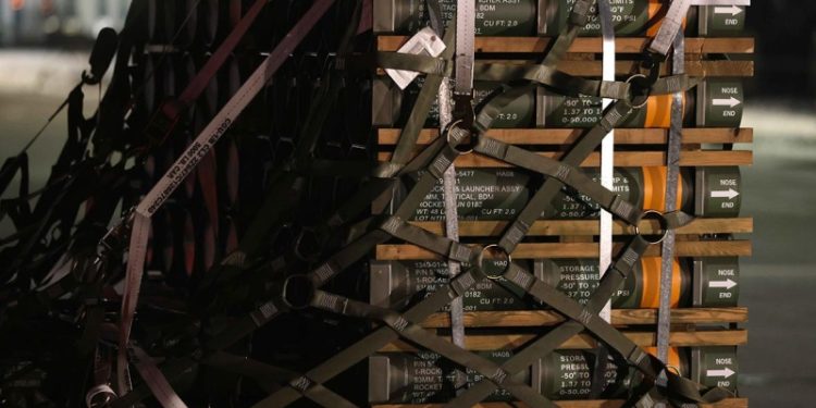 FT заметила подготовку Киевом экономики к двум путям развития конфликта