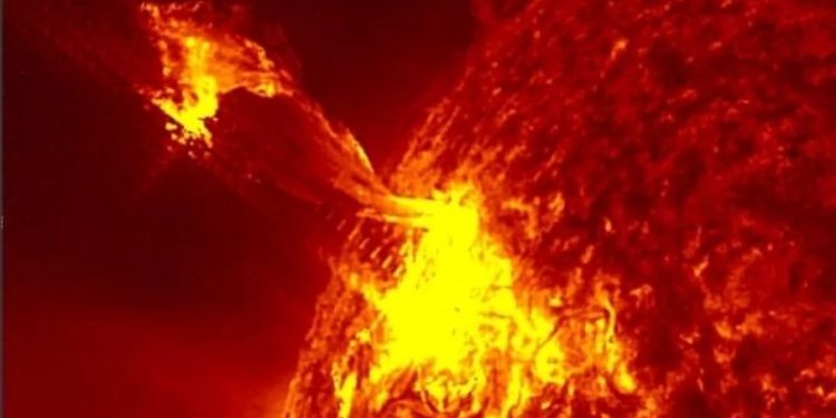 Группа солнечных пятен 4294 стала второй по размеру за десятилетие